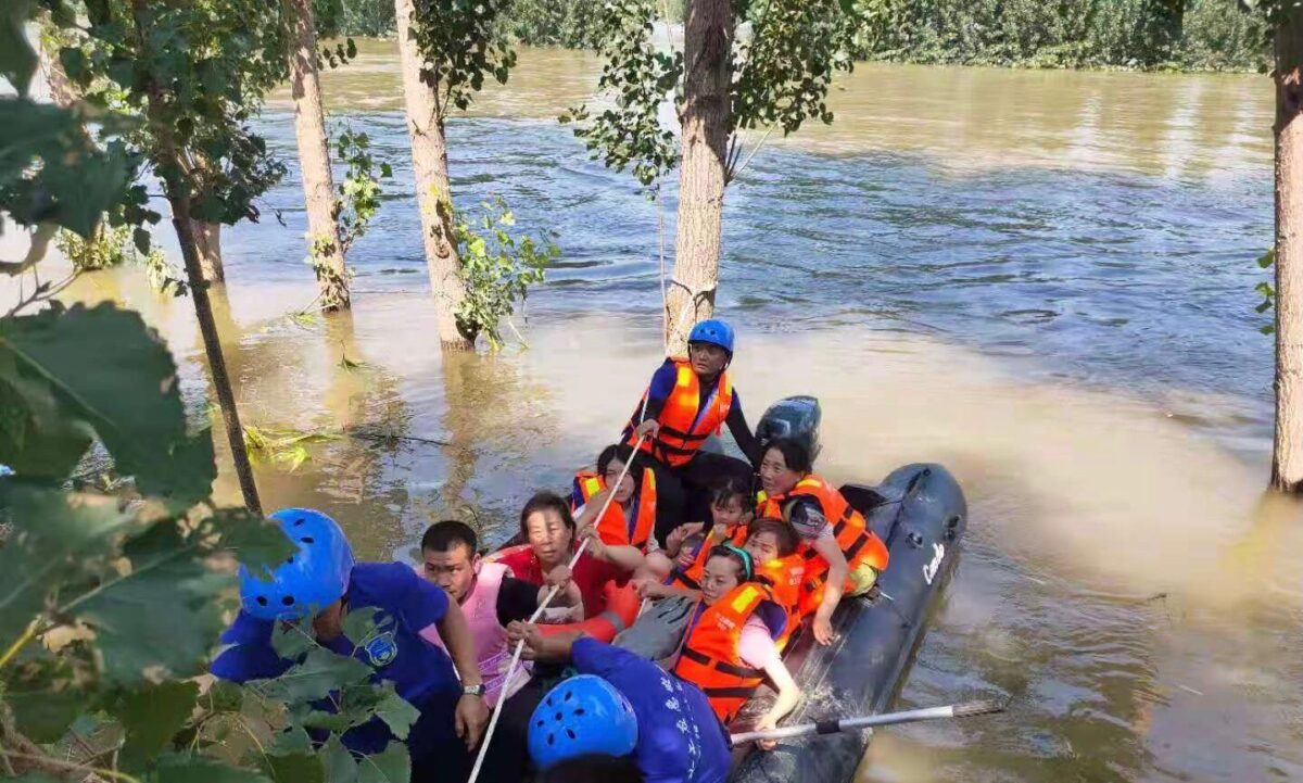 Жители Китая в отсутствии помощи властей сами справляются с наводнением