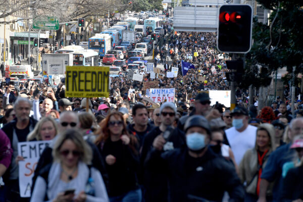 Тысячи австралийцев протестуют против изоляции в Сиднее и Мельбурне