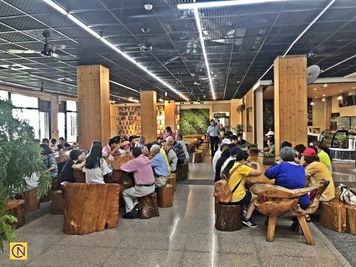 В Тайване есть кофейня Вангбо, в которой мебель сделана из пней