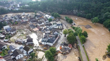 Около 114000 домохозяйств в Западной Германии остались без электричества после наводнений