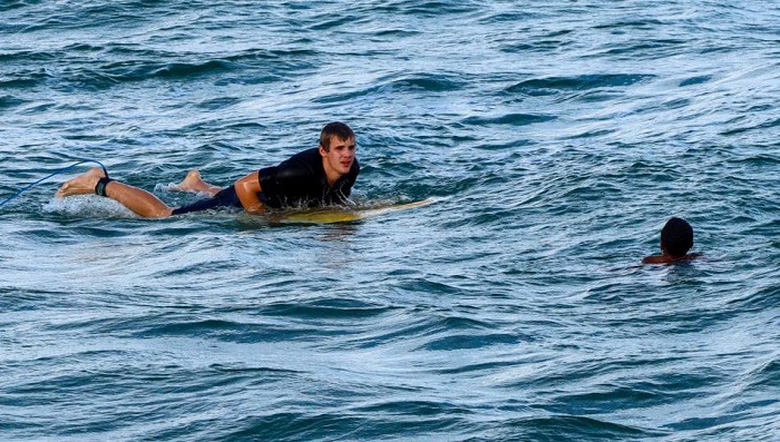 Ребёнка затягивало течением… но недалеко катались сёрфингисты