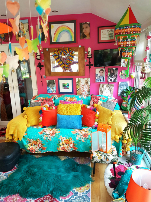 Изобретательная домохозяйка превратила скучное жилище в разноцветное царство