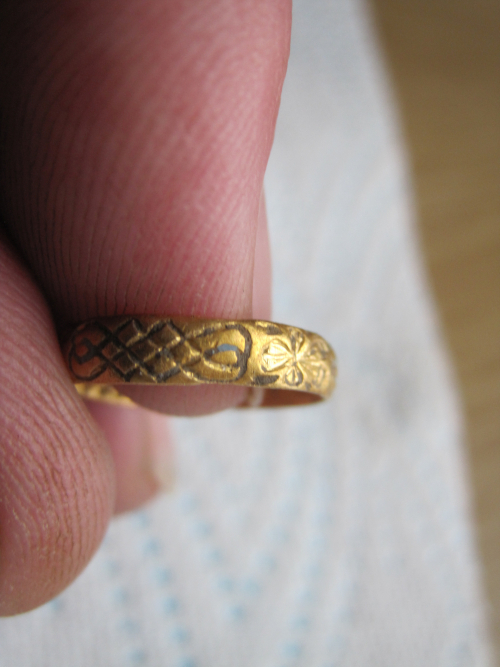 Кладоискатель обнаружил 400-летнее золотое кольцо с двумя сердечками