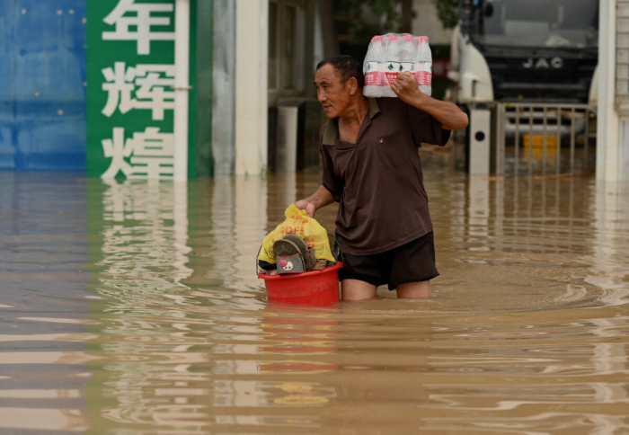 Отключение электроэнергии и интернета усугубили проблемы китайцев, пострадавших от наводнения