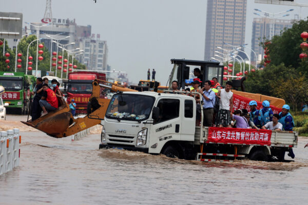 Жители, пострадавшие от наводнения в провинции Хэнань, говорят, что не получили помощи от государства, помогают волонтёры