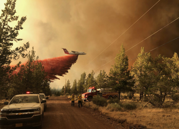 Тысячи пожарных сражаются с лесными пожарами на западе США