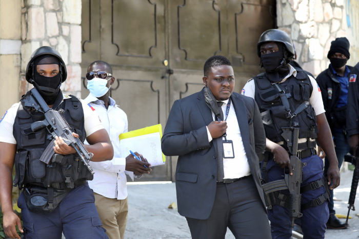 Четыре «предполагаемых убийцы» президента Гаити застрелены полицией, ещё двое захвачены