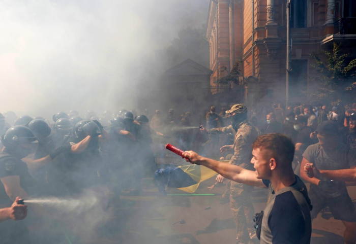 В стычке полиции с митингующими возле офиса президента Украины пострадали 8 полицейских