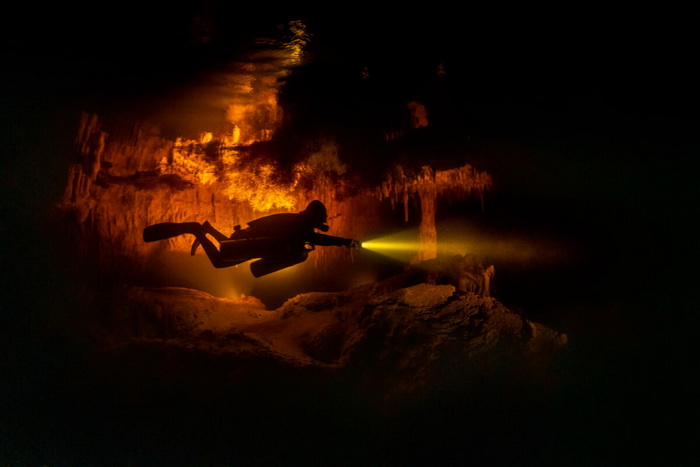 Ныряльщик исследует подводные пещеры в Мексике