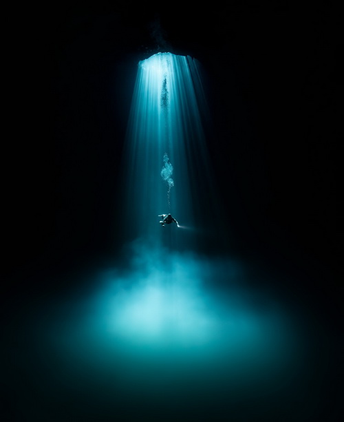 Ныряльщик исследует подводные пещеры в Мексике