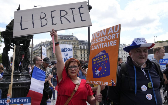 В Европе вспыхивают протесты из-за пропусков COVID-19: «Наша свобода в опасности»