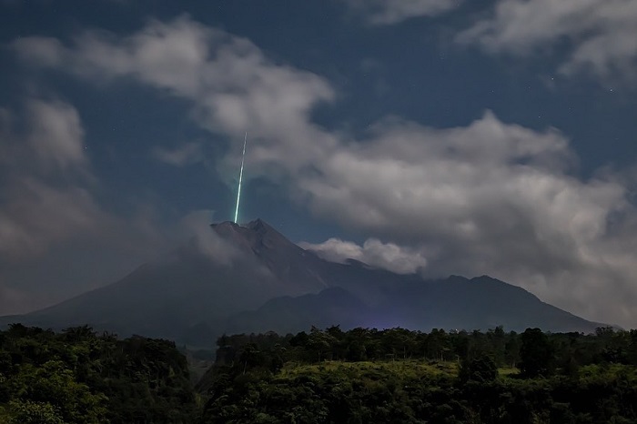 Индонезия: метеор падает в кратер вулкана