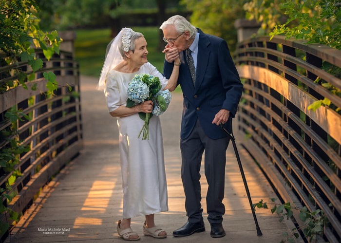 Профессорская супружеская пара отметила золотую свадьбу фотосессией