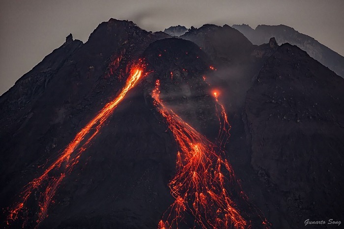 Индонезия: метеор падает в кратер вулкана