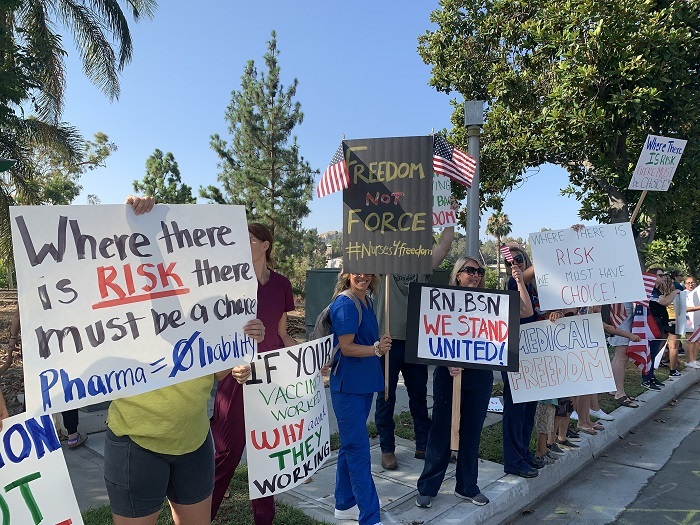 Сотни медицинских работников в Калифорнии протестуют против принудительной вакцинации