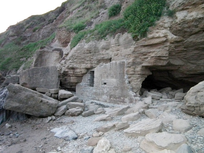 Археолог нашёл незарегистрированный бункер времён Второй мировой войны у подножия скал в Сантон-Сэндс в Великобритании