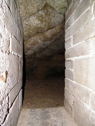 Археолог нашёл незарегистрированный бункер времён Второй мировой войны у подножия скал в Сантон-Сэндс в Великобритании