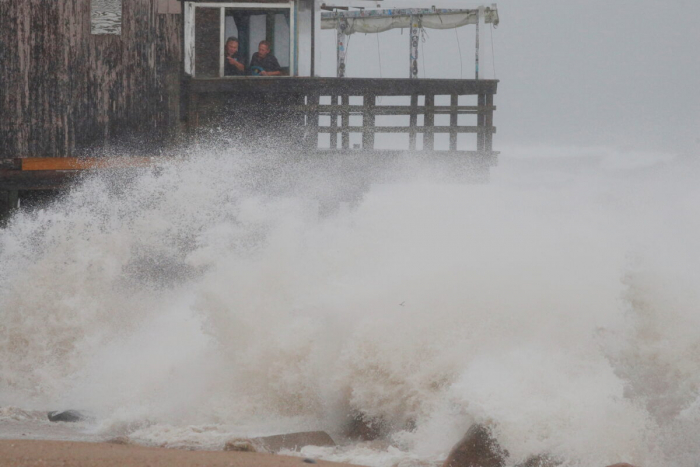 Тропический шторм «Генри» движется на север США, Байден объявил о чрезвычайной ситуации